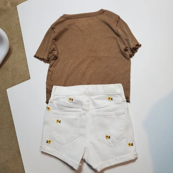 Hollister girls white shorts 23" waist Flower embroidery with tan t-shirt. - Picture 4 of 11